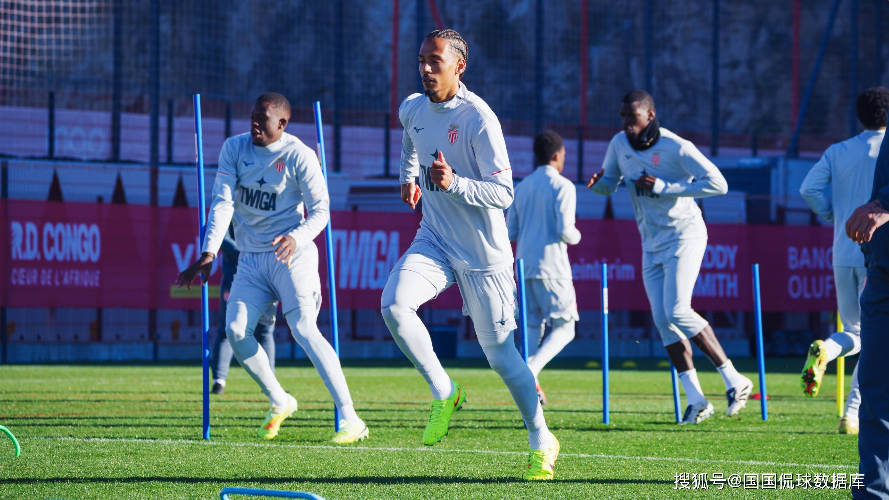 赛地聚焦——中超转会期热度飙升，本菲卡单刀错失，赛场秩序良好，训练强度明显提升的简单介绍